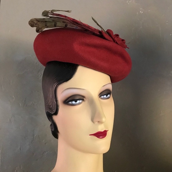 DAZZLING 1940s' COPPER FELT TOQUE WITH MATCHING LONG PHEASANT FEATHERS